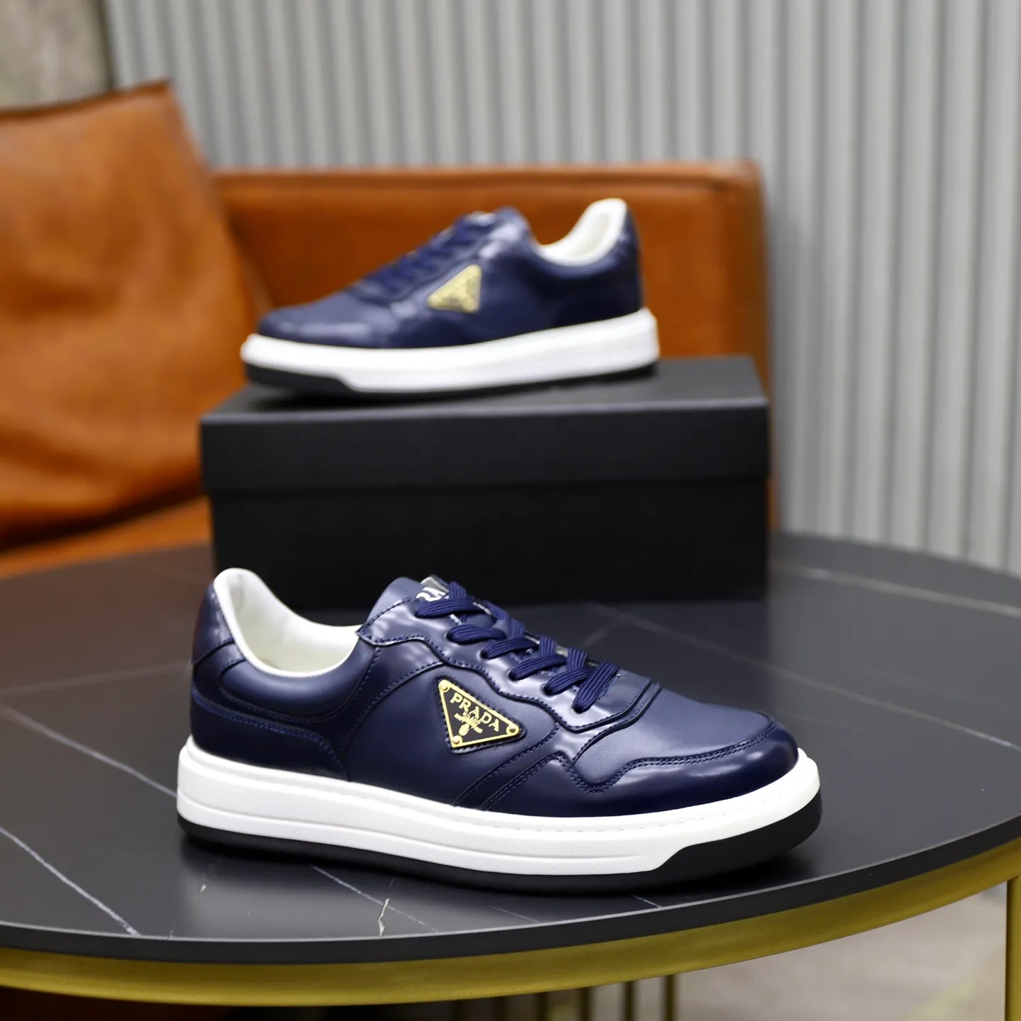 Factory price: 740💰Top original order Brand: PRADA (Prada) Standard code: Men's size 38/44 (45 can be customized) Grade: Same as the official website Material: Original cowhide stitching imported cowhide lining Original combination two-color wear-resistant soft outsole Style category: Leisure and sports version Young fashion European and American trend British style Color: Real picture color